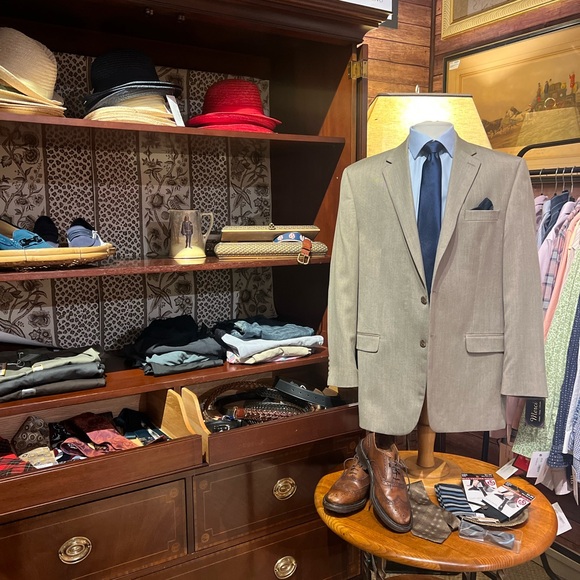 Welcome to my closet! Let’s shop! 🛍 - Picture 3 of 6